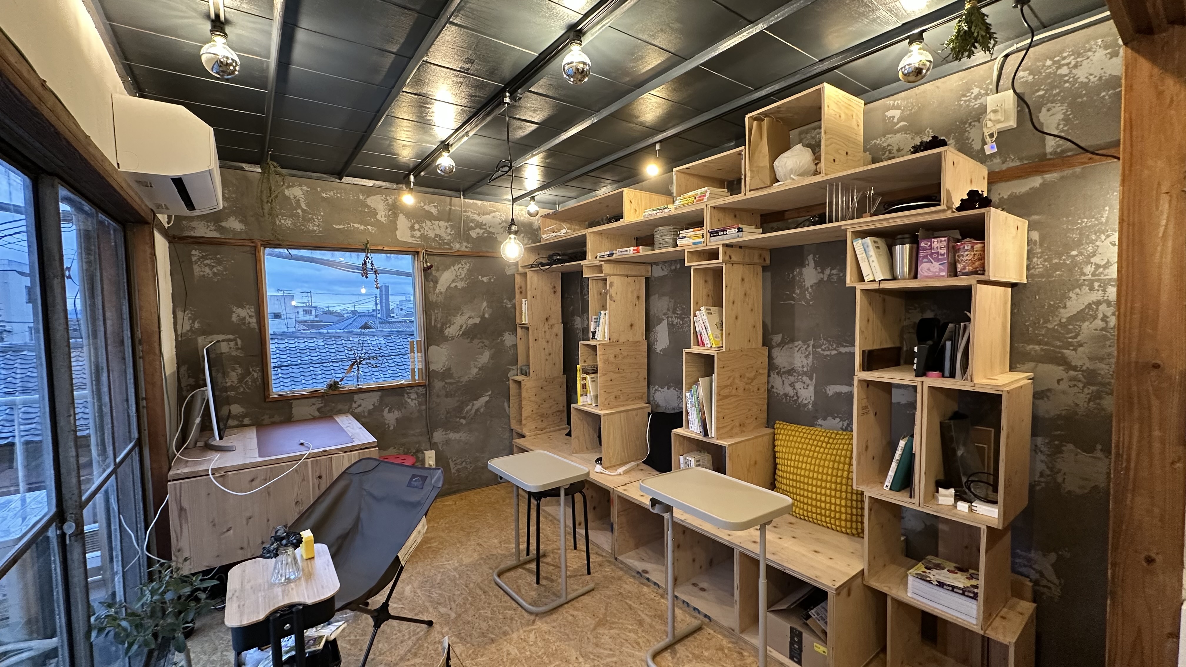 メインビジュアル1: 明るいオフィス空間