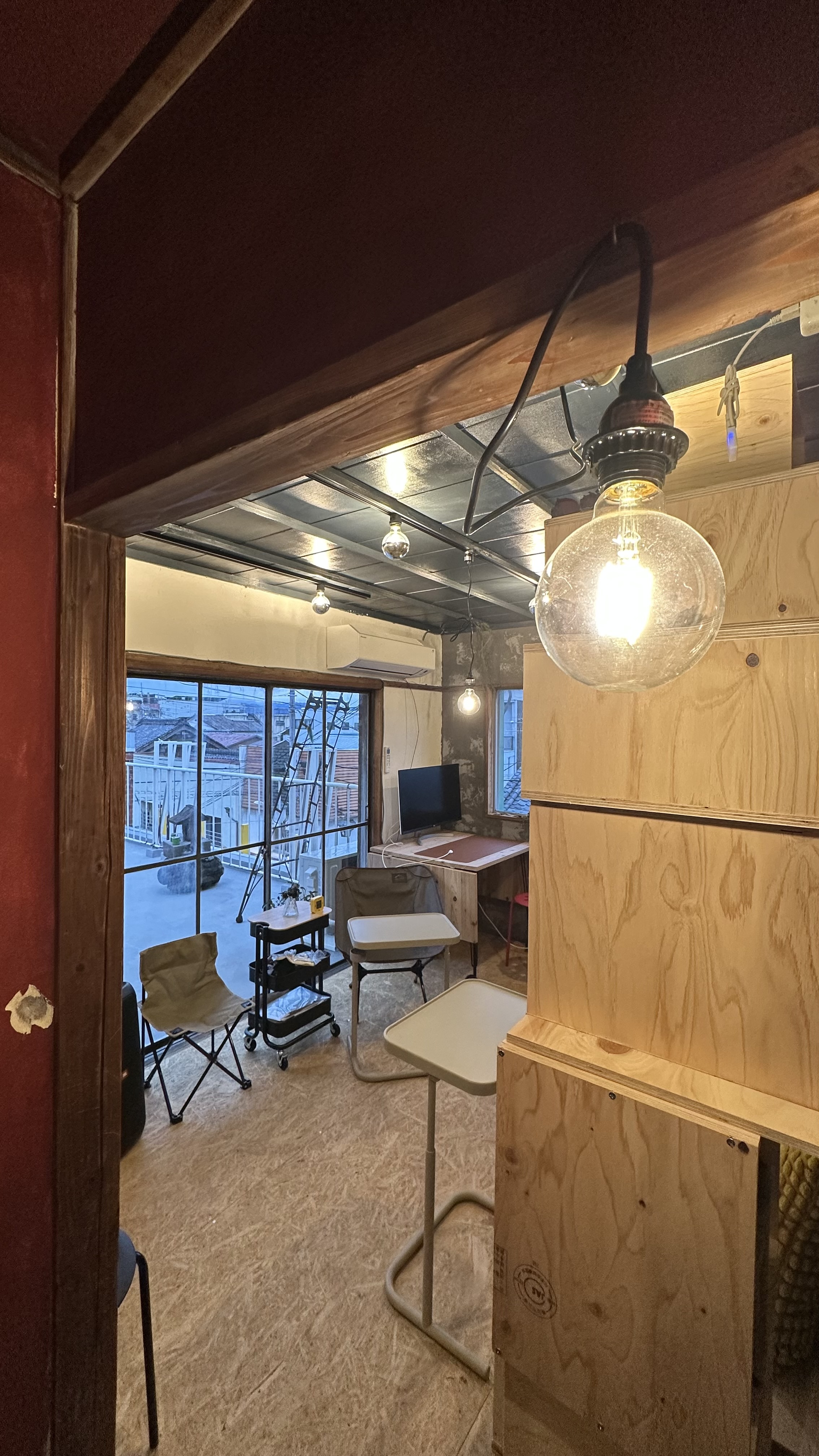 メインビジュアル4: メンバーが交流する様子